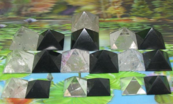 * Bergkristal-Shungite harmoniser piramide set