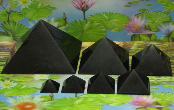 * Promo Gepolijste shungite piramide 10 cm