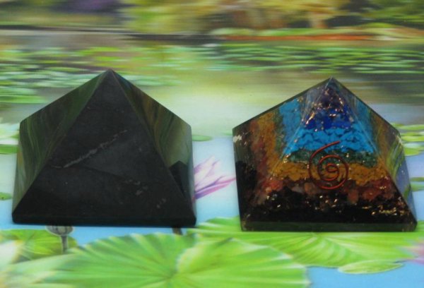 * Shungite & Orgon harmoniser piramide set 7 cm