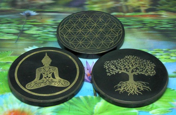 * Disk 95 mm met gegraveerde Levensbloem-Levensboom of Boeddha