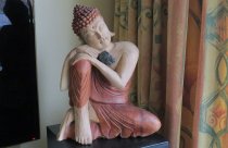 * PROMO Houten zittende boeddha 30 cm met edel shungiet brok