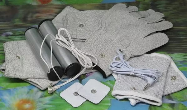 Volledige set met handschoenen, TENS kleefstrips, sokken, knie-, elleboog- en polsbanden; inclusief verbindingskabel. Het beste resultaat bekomt men met onze bioresonantie toestellen met minimum 5V uitgang maar kan ook gebruikt worden om rechts * Complete contact kit met zilverdraad