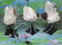 * Bergkristal op steun met licht en edel shuniet