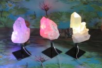 * Bergkristal op steun met licht en edel shuniet